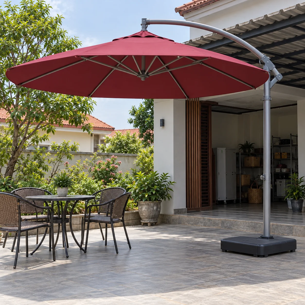 Dù lệch tâm tán tròn đỏ đô, trụ bên phải và đế thấp trên sân khô gần khu có mái