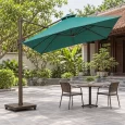 Minh họa dù lệch tâm tán xanh đang nghiêng với trụ bên và vùng nền thông thoáng