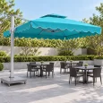 Minh họa dù lệch tâm vuông xanh với trụ bên và các bàn cafe bố trí theo hàng