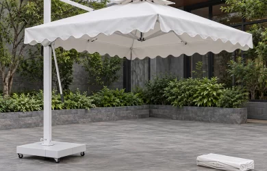 Minh họa dù lệch tâm vuông trắng với trụ bên trái và vùng nền trống để kiểm tra vị trí