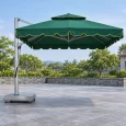 Minh họa dù lệch tâm vuông xanh viền vàng với trụ bạc và đế bánh xe