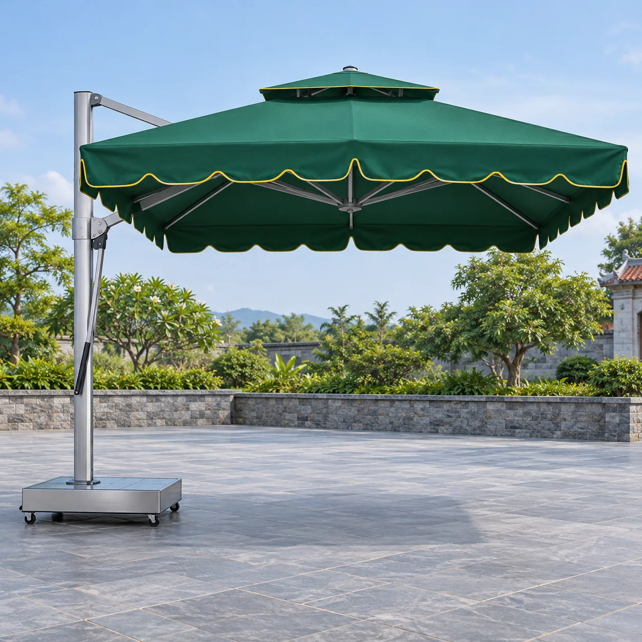 Bàn giao dù lệch tâm 3m5 sau lắp Minh họa dù lệch tâm vuông xanh viền vàng với trụ bạc và đế bánh xe