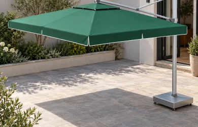Minh họa dù lệch tâm tán chữ nhật xanh, trụ phải và bộ đế trên khoảng sân có cửa
