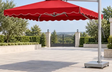 Minh họa dù lệch tâm vuông đỏ tán rộng với trụ bạc bên phải và đế bánh xe