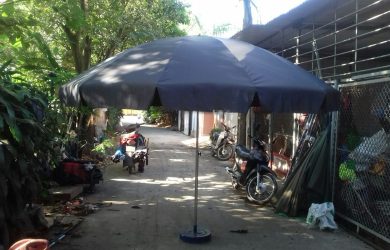 Dù che nắng ngoài chợ