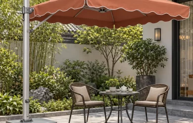 Minh họa dù lệch tâm tán vuông màu đất nung, trụ bên trái và đế có bánh xe cạnh bàn trà nhỏ