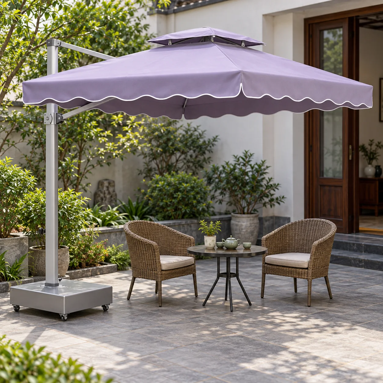 Minh họa dù lệch tâm vuông tím nhạt viền trắng, trụ bạc bên trái và đế bánh xe che bàn trà nhỏ