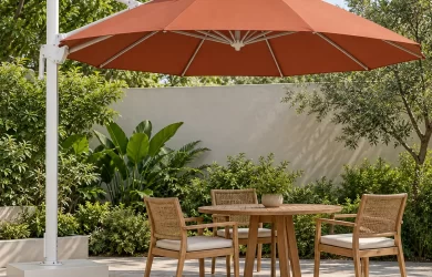 Minh họa dù lệch tâm tròn hai tầng màu đất nung, khung trắng và đế bánh xe với đường chia múi tán rõ