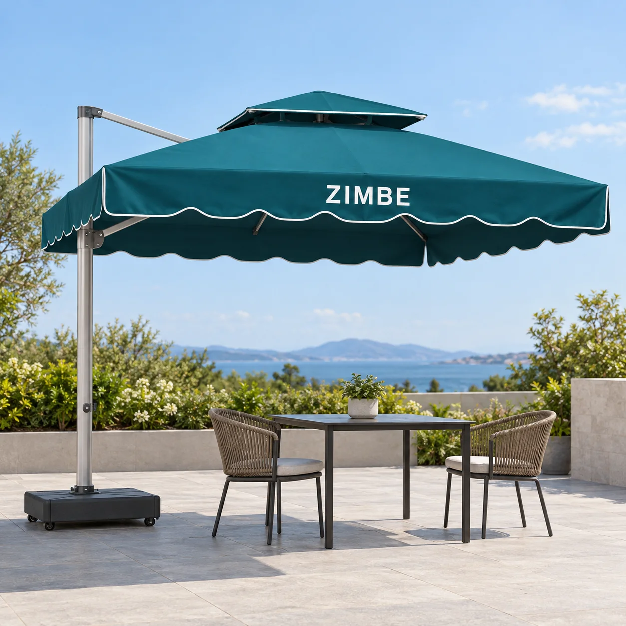 Dù lệch tâm 3x3m theo yêu cầu với phương án in ZIMBE Minh họa phương án in chữ ZIMBE trắng trên diềm dù lệch tâm vuông xanh đậm, trụ bạc và đế thấp