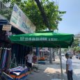 Ô lệch tâm tán xanh hình chữ nhật đặt trước cửa hàng