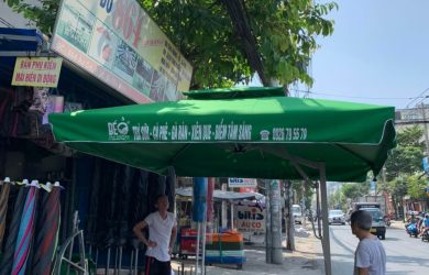 Ô lệch tâm tán xanh hình chữ nhật đặt trước cửa hàng