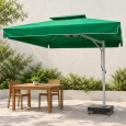 Minh họa dù lệch tâm tán chữ nhật xanh có diềm, trụ bên màu bạc và đế thấp cạnh bàn ngoài sân