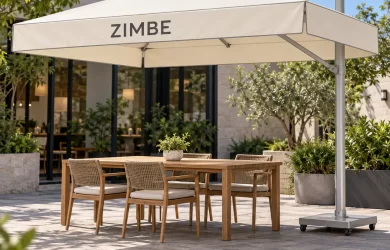 Minh họa dù lệch tâm chữ nhật kem có chữ ZIMBE trên diềm cạnh dài, đầu ngắn để trống và trụ bạc bên phải