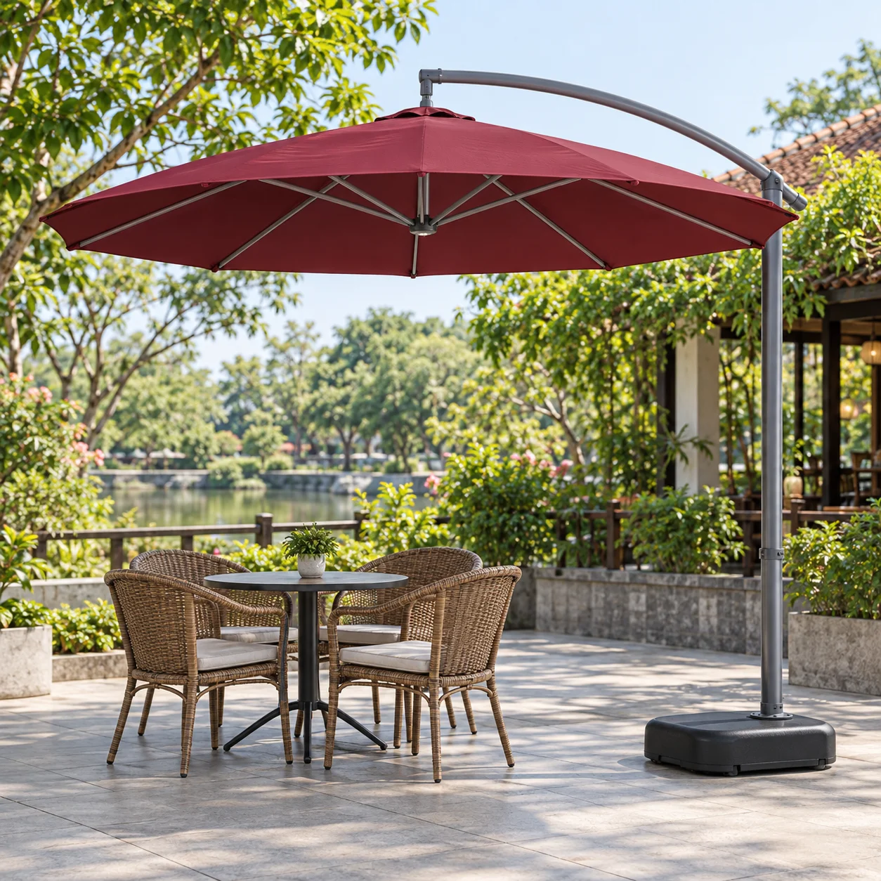 Đối chiếu đường bao tán tròn với vùng ghế Dù tán tròn đỏ đô với trụ cong bên phải che cụm bàn ghế mây trong sân