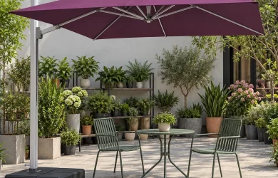 Dù lệch tâm vuông tán tím, trụ và tay đỡ sáng màu, đế thấp không bánh xe cạnh bàn ghế xanh