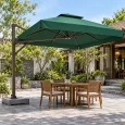 Minh họa dù lệch tâm tán vuông xanh có cửa thoáng, trụ bên trái và đế thấp cạnh bàn bốn ghế trong sân lát