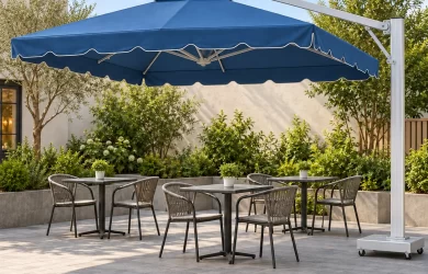 Minh họa dù vuông lớn xanh denim, tay đỡ nối tâm tán, trụ bạc phải và đế bánh xe