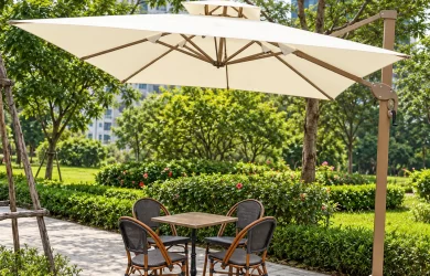 Minh họa dù lệch tâm tán vuông kem với trụ bên màu nâu che bộ bàn và bốn ghế