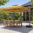 Minh họa dù lệch tâm tán chữ nhật vàng có viền sáng, trụ bên phải và đế thấp cạnh bàn ăn ngoài trời
