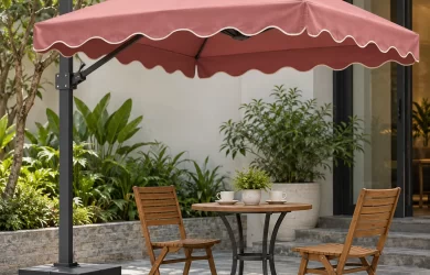 Minh họa dù lệch tâm vuông hồng có diềm che góc bàn hai ghế