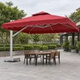 Minh họa dù lệch tâm tán vuông đỏ rộng với trụ bên và bộ đế thấp