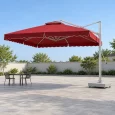 Minh họa dù lệch tâm tán vuông đỏ lớn, trụ bạc bên phải và đế có bánh