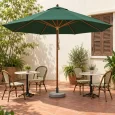 Minh họa ô chính tâm thân gỗ tán xanh đặt giữa hai cụm bàn cafe, chừa khoảng đi lại