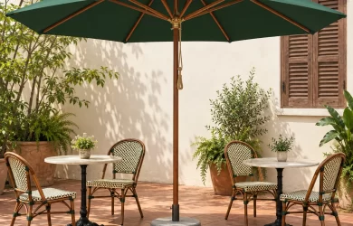 Minh họa ô chính tâm thân gỗ tán xanh đặt giữa hai cụm bàn cafe, chừa khoảng đi lại