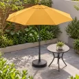 Minh họa ô chính tâm tán vàng đặt cạnh bàn trong góc sân