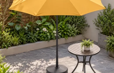 Minh họa ô chính tâm tán vàng đặt cạnh bàn trong góc sân