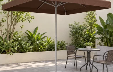 Minh họa ô chính tâm tán vuông màu nâu, thân thẳng và đế tròn trong sân gia đình