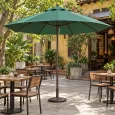 Minh họa ô chính tâm tán xanh với trụ giữa và đế tròn trong sân cafe