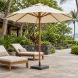 Minh họa ô chính tâm tán kem với trụ gỗ và ghế nghỉ tại resort