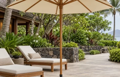 Minh họa ô chính tâm tán kem với trụ gỗ và ghế nghỉ tại resort