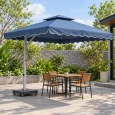 Minh họa ô lệch tâm tán vuông xanh xám với trụ đặt bên bàn cafe