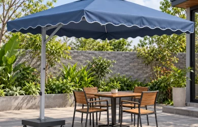 Minh họa ô lệch tâm tán vuông xanh xám với trụ đặt bên bàn cafe