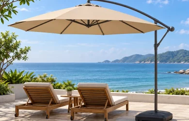 Minh họa ô lệch tâm tán tròn màu cát che hai ghế nghỉ tại sân lát ven biển