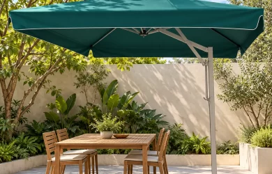 Minh họa dù lệch tâm tán chữ nhật xanh đậm che bàn gỗ bốn ghế