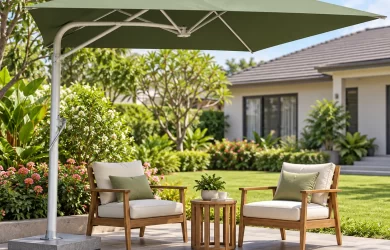 Minh họa ô lệch tâm tán vuông xanh ô liu bên hai ghế gỗ và thảm cỏ sân vườn