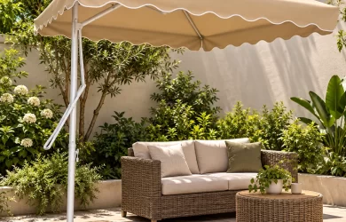 Minh họa ô lệch tâm tán vuông màu be che góc sofa sân vườn dưới nắng