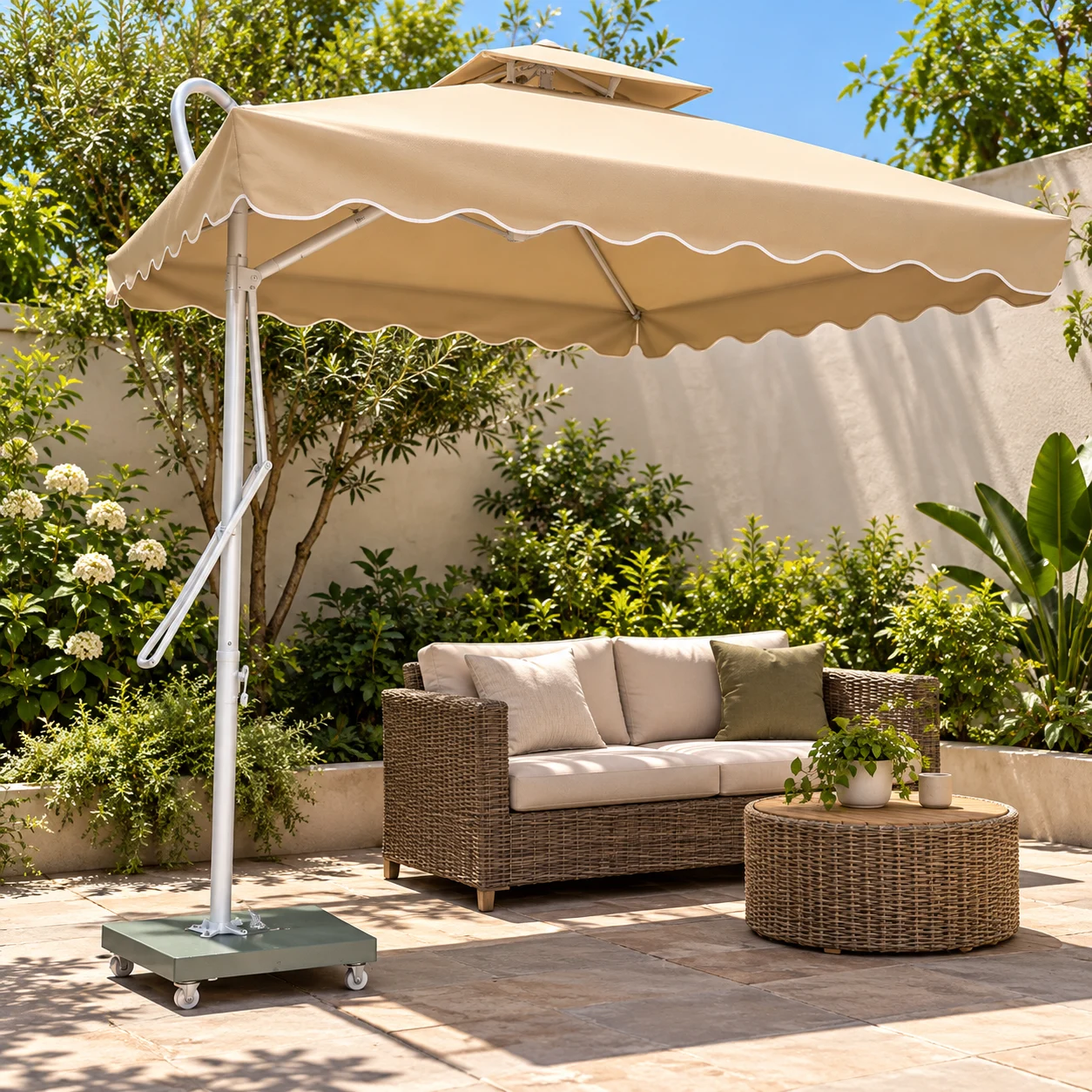 Minh họa ô lệch tâm tán vuông màu be che góc sofa sân vườn dưới nắng