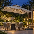 Minh họa ô lệch tâm tán vuông màu xám với LED ánh sáng ấm dưới nan, cạnh bàn cafe buổi tối