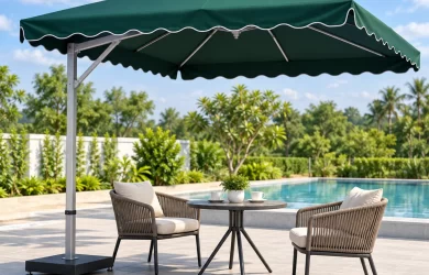 Minh họa ô lệch tâm tán xanh có diềm che khu bàn và ghế nghỉ trên sân lát gạch
