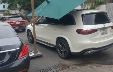 Ô lệch tâm tán xanh ở góc nghiêng bên cạnh một chiếc ô tô