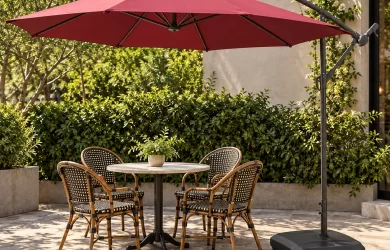 Minh họa ô lệch tâm tán tròn đỏ đất, tay đỡ cong cạnh bàn tròn và ghế cafe