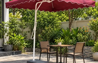 Minh họa ô lệch tâm tán vuông đỏ có diềm viền trắng, trụ bên và đế bánh xe trên sân