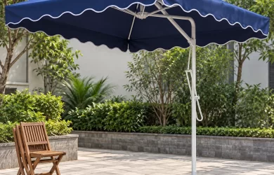 Ô lệch tâm vuông xanh đậm có diềm, trụ bên màu sáng, tay đỡ và đế bánh xe được thể hiện toàn bộ