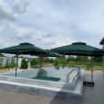 Hai ô lệch tâm tán xanh đặt gần hồ bơi
