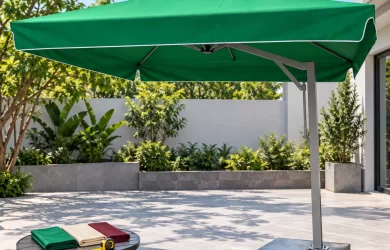 Minh họa dù lệch tâm tán xanh chữ nhật có trụ xám lệch bên và bàn đặt ba mẫu vải màu